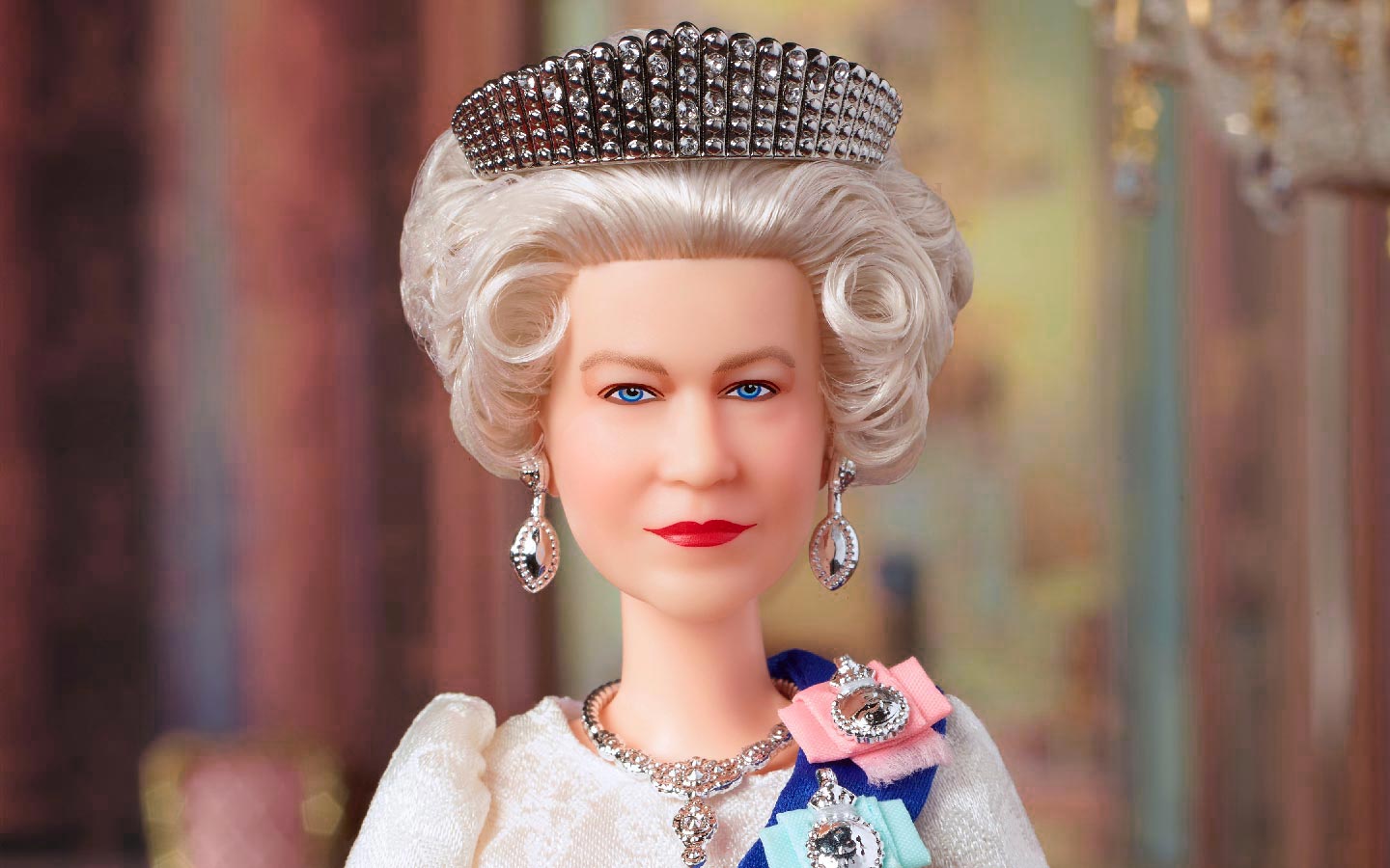 La Barbie con le fattezze della Regina Elisabetta II