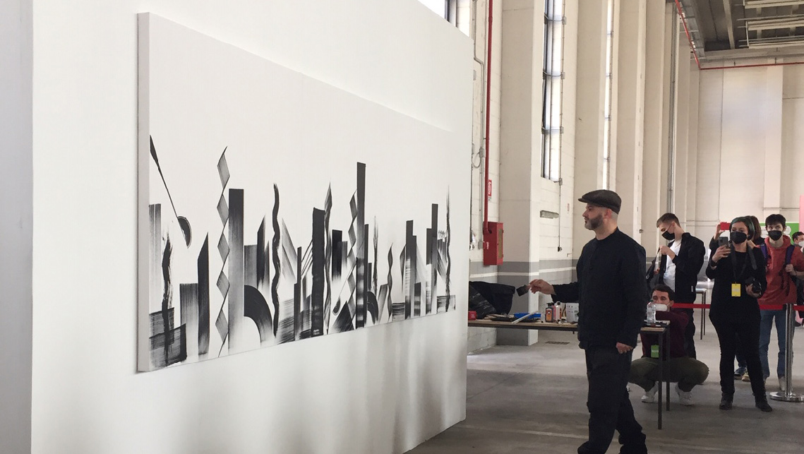 Al Certosa District, la performance del calligrafo Luca Barcellona che ha realizzato uno skyline