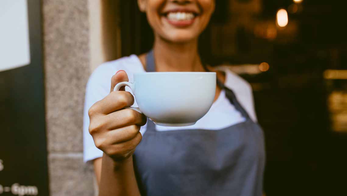 donna con tazza di caffè 4th wave of coffee