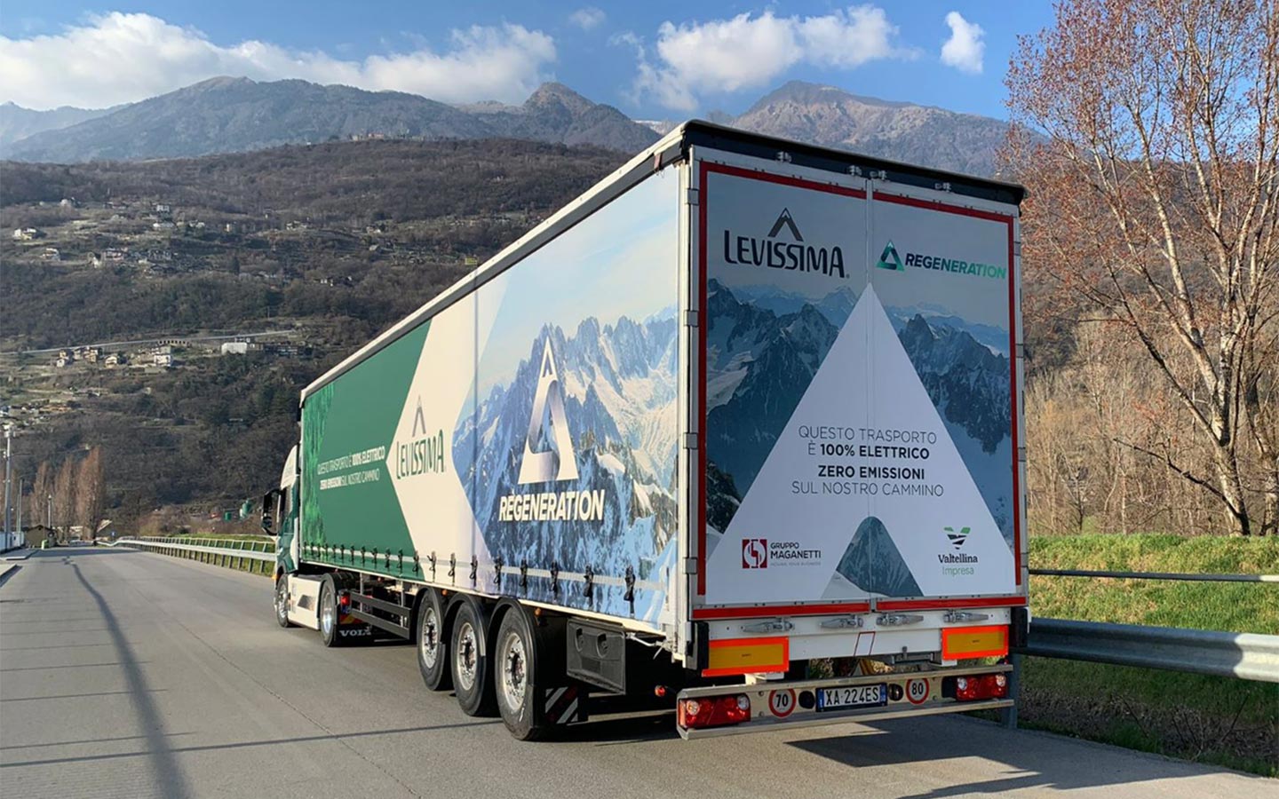 Ha cominciato il suo viaggio dalle vette alpine ai supermercati italiani il tir 100% elettrico di Levissima, realizzato da ATC