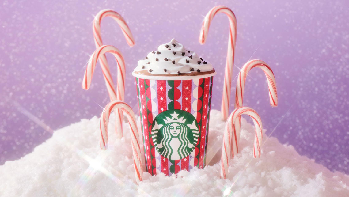 Uno dei design dei nuovi bicchieri natalizi Starbucks