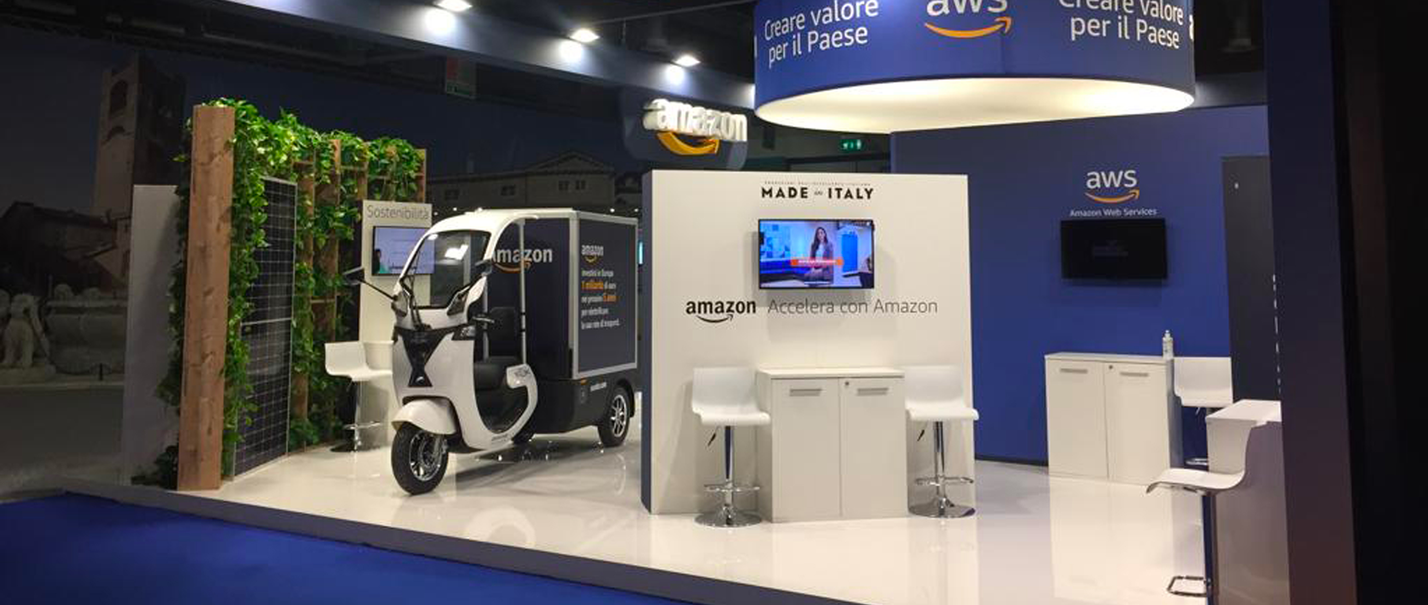 I corner con monitor dedicati ai servizi Amazon all’interno dello stand ANCI 2022